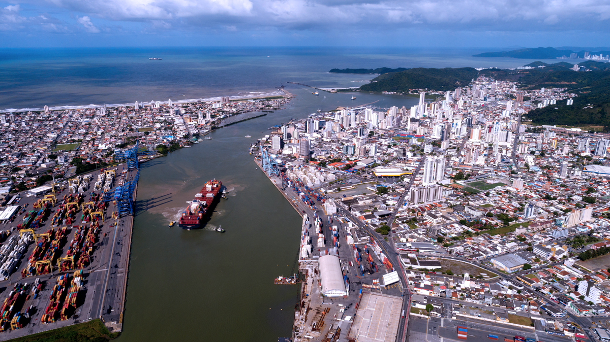 Vista aérea do porto de Itajaí e do canal que liga a cidade ao mar