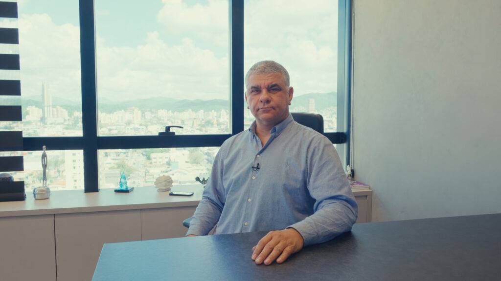 Rogério Marin, presidente do Sinditrade, em seu escritório com vista para a cidade